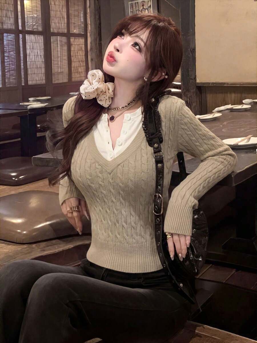 ملابس علوية نسائية 2 في 1 بتصميم كابل محبوك عتيق 2026، بياقة V وأزرار نصفية مع رقعة متباينة، بقصة ضيقة وأكمام طويلة، طبقة أساسية ناعمة بخصر مشدود، مناسبة للتنقل اليومي والملابس المكتبية في الربيع/الخريف، سويتر محبوك ناعم بتصميم كابل مشدود للنساء من 18-35 سنة - كاكي - مشاهدة 1