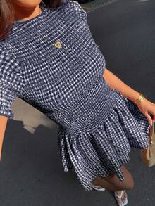 Vestido corto de corte en A con estampado a cuadros, cuello con volantes y cintura elástica, versión mejorada de un estilo fresco para mujer, ideal para la primavera. - Azul marino - Ver 6