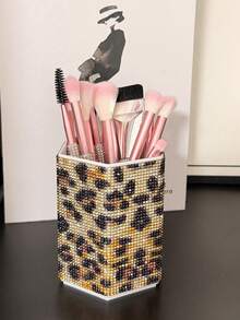 Suporte para Pincéis de Maquiagem Hexagonal com Estampa de Leopardo e Strass, Grande Capacidade, Superfície Incrustada com Strass Coloridos, Estilo Luxuoso e Brilhante, Padrão Completo de Strass, Formato de Coluna Hexagonal, Detalhes de Borda Regular, Recipiente para Ferramentas de Maquiagem, Adequado para Penteadeira do Quarto, Mesa de Maquiagem e Outros Ambientes - Multicolorido - Visão 7