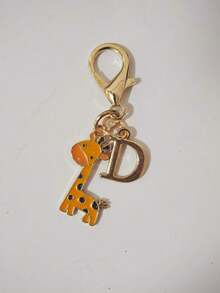 1PC Cute Giraffe Initial Keychain Pendant, Animal Theme With Golden Letter Decoration. Name Initial Keychain, Cute Accessory Suitable For Men And Women. Backpack Keychain Accessory, Great Gift For Boyfriends, Girlfriends, Classmates And Family, Small Party Favor - Multicolor - View 24