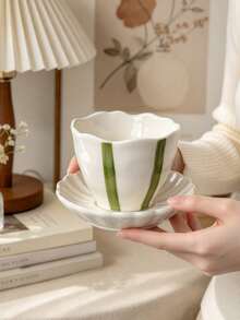 طقم كوب وصحن سيراميك بحافة متموجة وخطوط عمودية متعددة الألوان، كوب قهوة مرسوم يدويًا بنقشة بتلات، كوب لاتيه وشاي جمالي، أدوات مائدة منزلية، 1 طقم - متعدد الألوان - مشاهدة 18