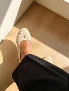 Sepatu Wanita dengan Pita Besar, Lipit, dan Mutiara, Cocok untuk Perjalanan Sehari-hari, Liburan, Pernikahan, Kantor, dan Rumah. - Aprikot - View 1