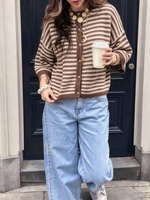 女款新款酒紅色細條紋拼接圓領中袖針織開襟衫，單排扣前襟設計，實用且時尚，中袖長度適中，輕盈透氣面料，適合春秋換季，整體清新藝術風，適合日常通勤或休閒外出 - 黑茶棕拼粉杏 - 查看 3
