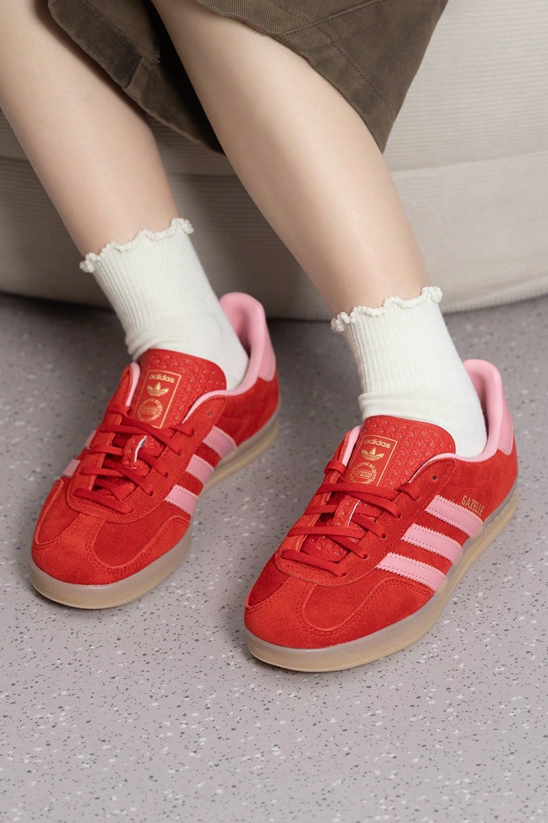 Adidas 女款 GAZELLE INDOOR W2026 夏季新款紅粉拼色德式運動休閒鞋 IH6797 - IH6797 - 查看 1
