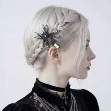 1pc Gothic Dark Style Rhinestone Spider Hair Clip, Shiny Rhinestone Alloy Alligator Hair Clip, Halloween Party Personalized Side Clip Hair Accessory, Halloween Exaggerated 3D Spider Hair Clip, Punk Style Black & White Rhinestone Alligator Hair Clip, Cool Girl Side Clip Hair Accessory - Black - View 5
