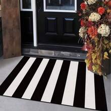 1 قطعة سجادة ترحيب بسيطة بخطوط عمودية سوداء وبيضاء، سجادة مخملية كريستالية خفيفة الوزن، سجادة باب قابلة للغسل في الغسالة، سجادة أرضية لجميع الفصول للاستخدام الداخلي والخارجي للمدخل والمطبخ وغرفة النوم وغرفة المعيشة، ديكور منزلي حديث، هدية للترحيب بالمنزل الجديد - أسود وأبيض - مشاهدة 2