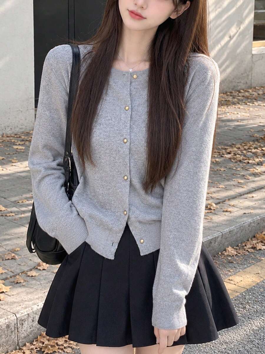 柔和氛圍基本款,韓系流行女款針織開襟衫,秋季韓式極簡風,純奶油白,標準版型,圓領金扣長袖針織外套 - 灰色 - 查看 1