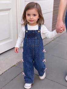 2 piezas Conjunto para Bebé Niña: Top de cuello redondo acanalado de manga larga + Pantalones de peto vaqueros con decoración de lazo - Blanco - Ver 1