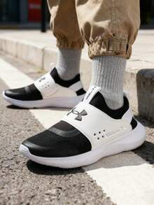 Under Armour 男款 UA Runplay 慢跑鞋，戶外運動舒適緩震跑鞋，適合日常通勤與路跑，建議訂購大 0.5-1 號，3024870-002 - 黑色/白色 - 查看 1
