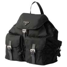 PRADA mochila con cierre de solapa y hebilla, decorada con logotipo triangular metálico, confeccionada en nailon reciclado y piel Saffiano, mochila de mujer - Negro - Ver 4