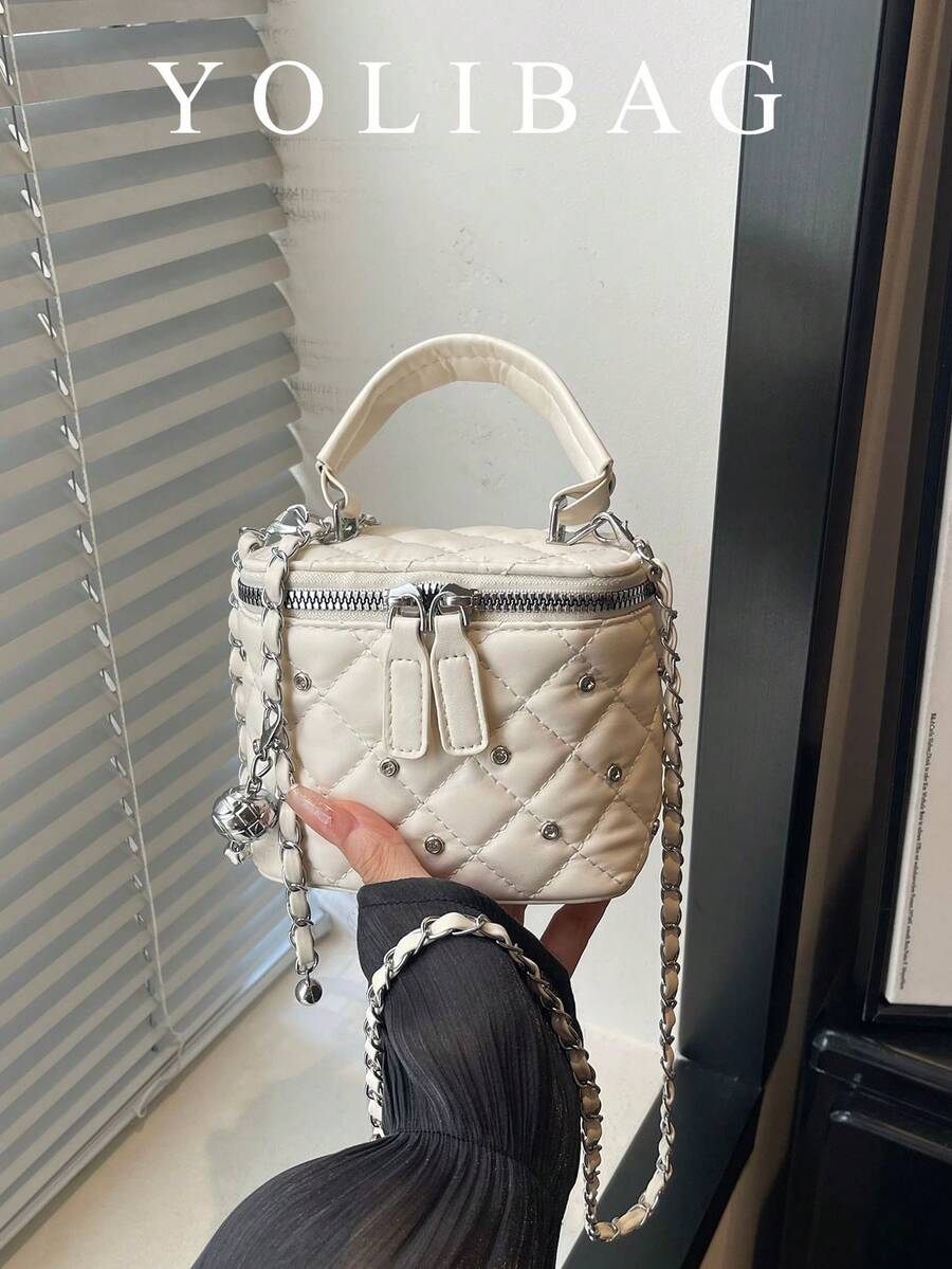 白色絎縫鏈條小方包，迷你手提化妝包，附心形吊飾多功能斜背包，通勤手提包