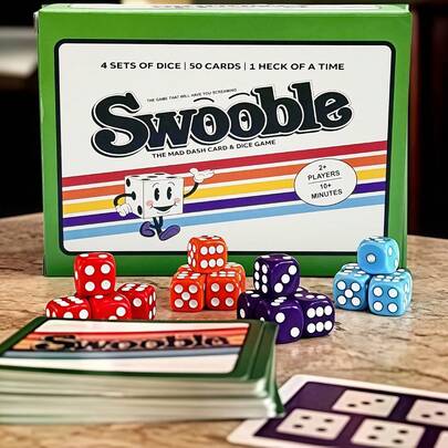 Swoble 桌上遊戲，快節奏卡牌與骰子遊戲，同步競爭玩法，10 分鐘快速上手，內含 4 組骰子與 50 張卡牌，適合所有人，完美適用朋友聚會與派對遊戲之夜，萬聖節與聖誕節適用