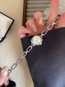 優雅女款銀色調石英手錶，白色錶盤搭配鏤空錶帶設計，適合日常穿著與辦公穿搭 - 銀色 - 查看 2