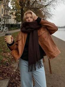 1件女款極簡純色常規款仿羊絨披肩圍巾，帕什米納流蘇圍巾，秋季裝飾風，學院風，適合季節過渡，日常穿搭，防風保暖，新年禮物 - 深咖色 - 查看 2