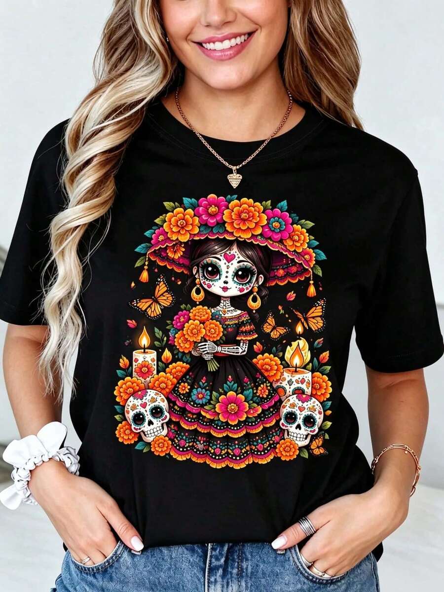 Camiseta estampada para mujer con Día de Muertos ilustración de chica esqueleto estilo japonés, con corona de flores naranjas tipo margaritas, mariposas y velas, diseño simétrico - Negro - Ver 1