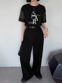Camiseta holgada versátil para mujer de verano, cuello redondo, manga corta, patchwork de tela transparente con estampado de letras en foil plateado, camiseta gráfica - Negro - Ver 4