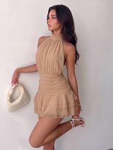 Elegante vestido mini con cuello halter y espalda descubierta con volantes en capas para boda - Caqui - Ver 1