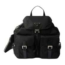 PRADA mochila con cierre de solapa y hebilla, decorada con logotipo triangular metálico, confeccionada en nailon reciclado y piel Saffiano, mochila de mujer - Negro - Ver 1
