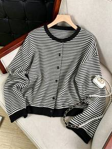 Cárdigan de punto con botones a rayas estilo Ins casual para mujer, manga larga a rayas blanco y negro, hombros caídos, bajo acanalado, top para salidas de otoño - Blanco y Negro - Ver 6