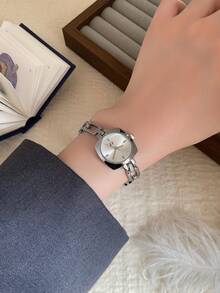 優雅女款銀色調石英手錶，白色錶盤搭配鏤空錶帶設計，適合日常穿著與辦公穿搭 - 銀色 - 查看 6