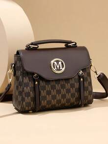 女款斜挎包，字母印花人造皮革手提包，附頂部提把、金色「M」Logo與底腳，復古風格，適合日常、工作與旅行 - 棕色 - 查看 4