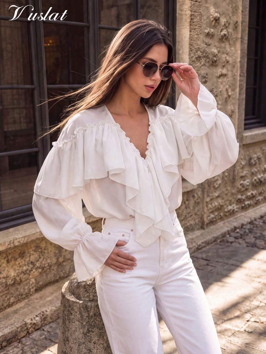 Blus Wanita Vuslat Musim Gugur Model Prancis Lembut Leher V dengan Karet Berkerut dan Lengan Panjang Mengembang, Cocok untuk Kencan, Bepergian, dan Berbelanja - Putih - View 1