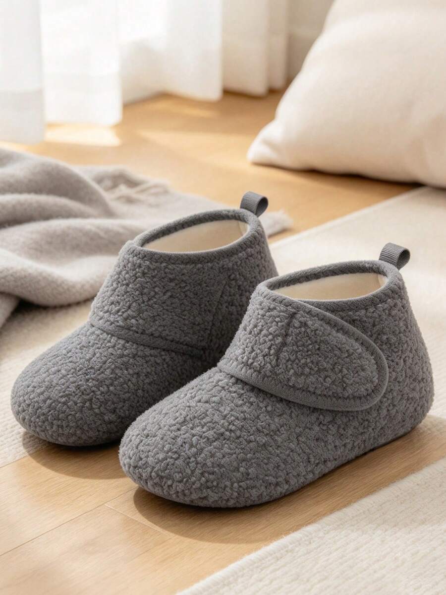 Leisfit Sepatu Bot Rumah Berbulu Tinggi Dewasa, Sepatu Bot Pergelangan Kaki dengan Perekat Velcro yang Dapat Diatur, Sol Anti Selip dengan Tumit yang Menutupi Seluruh Bagian, Sandal Hangat dan Lembut untuk Penggunaan di Dalam dan Luar Ruangan di Musim Gugur dan Musim Dingin - Grey - View 1