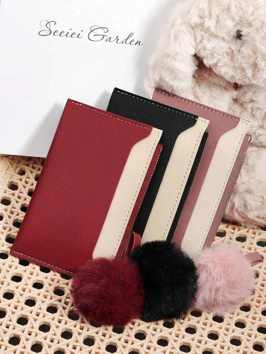 محفظة نسائية قصيرة بسحاب بتصميم كتل لونية عصرية، مع تعليقة بوم بوم، فتحات متعددة للبطاقات بسعة كبيرة، مناسبة للتنقل والتسوق