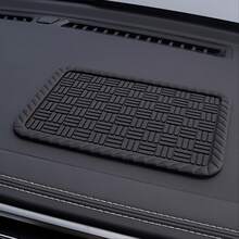 Alfombrilla antideslizante de PVC resistente a altas temperaturas para consola central de coche, no pegajosa y sin deformación en el calor del verano, almacenamiento universal para teléfonos, llaves y artículos diversos, organiza los accesorios de la consola central de tu coche - 1 pieza - Ver 6