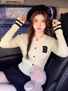 秋冬新款韓式甜美休閒女款針織開襟外套，溫柔風字母刺繡圓領前開修身羅紋長袖夾克/毛衣，百搭日常通勤 - 杏色 - 查看 4
