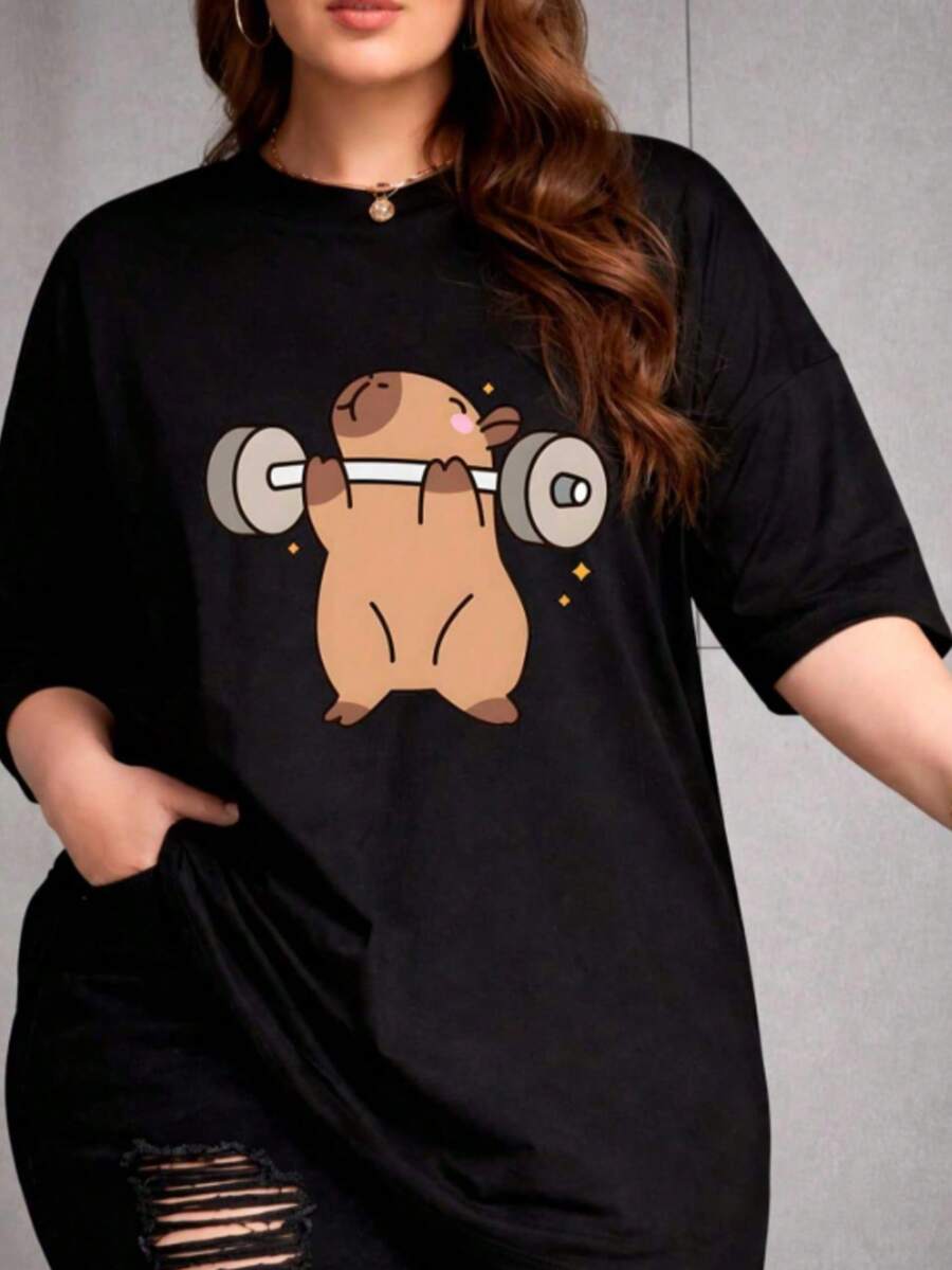 Camiseta Plus Size com Estampa de Capivara Marrom Levantando Peso, Manga Curta, Gola Redonda, Comprimento Longo, Tecido de Malha com Elasticidade Média, Estilo Academia Casual e Ampla