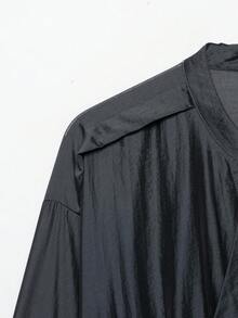 CAREE 女款秋冬深藍色立領不對稱門襟側收腰荷葉邊下擺寬鬆長袖襯衫 - 深色水洗藍 - 查看 3