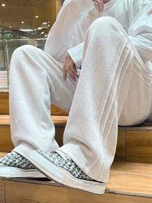 可作為男士禮物，男士休閒運動長褲，寬鬆俐落，適合居家與戶外活動，四季皆可穿著，亦可作為新婚禮物，100% 聚酯纖維材質，附抽繩可輕鬆調節 - 淺灰色 - 查看 4