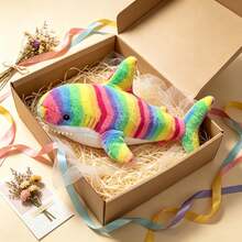 1 buah Boneka Plush Hiu Bergaris Pelangi, Boneka Hewan Kartun Lucu Berbulu Panjang Lembut, Suvenir Pesta, Hadiah Natal dan Ulang Tahun, Gaya Acak - MultiWarna - View 3