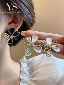 1 Pair Floral Stud Earrings, Exquisite, Feminine, Fashionable And Elegant - Flower Earrings - View 2