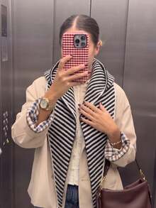 1件女款復古拼色條紋針織連帽三角圍巾，秋冬可穿戴帽子結領圍巾多功能配件 - 黑與白 - 查看 1