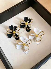 1 Pair Floral Stud Earrings, Exquisite, Feminine, Fashionable And Elegant - Flower Earrings - View 4