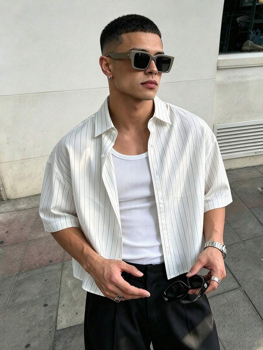 WAIT HIM 男士復古直條紋短袖襯衫,春夏輕量透氣寬鬆版型鈕扣襯衫,休閒剪裁度假風襯衫 - 白色 - 查看 1