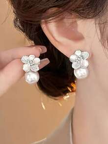 1 Pair Exquisite Elegant Artificial Zirconia Flower Decor Stud Earrings Suitable For Women's Vacation And Party Wear - Silver + White - View 3