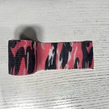 1 捲迷彩繃帶 5cm * 4.5m 10 色可選 自黏彈性運動膠帶 不織布包紮帶 適合戶外與日常使用 - 粉紅色迷彩 - 查看 3