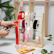 1 pieza Organizador de almacenamiento de cinta de madera para costura, embalaje de cajas de regalo y almacenamiento de hilo, estante vertical de madera para cinta de escritorio, organizador de hilo para manualidades, con soporte para carrete, estante de almacenamiento de cinta, soporte para bolas de hilo de múltiples especificaciones, estante de almacenamiento y exhibición de suministros de costura hechos a mano, soporte multifuncional para collares, pulseras y joyas, adecuado para sala de manualidades DIY, tienda de pasteles, tienda de regalos, floristería y uso diario en el hogar - A - Ver 3