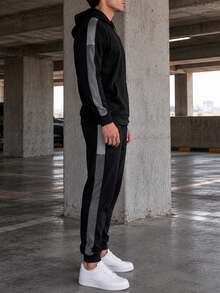 Conjunto de pants y sudadera para hombre, sin estampados. Con bota semi-entubada, talle de cintura, bolsillos laterales. Cuello redondo con capucha, silueta con ajuste, cierre y bolsillos. - Negro - Ver 2