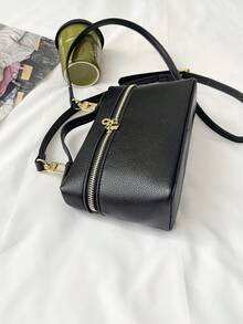 亮面金屬拉鍊小手柄裝飾手提包，可收納化妝品與個人用品，雙拉鍊開合，極簡奢華方盒包，可手提或斜背，適合日常出門、約會與通勤，荔枝紋皮革，簡約溫柔風格，小巧精緻便當盒包，百搭輕便斜背化妝包 - 黑色 - 查看 7