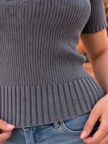 Camiseta semiajustada para mujer, diseño versátil. Cuello cuadrado, silueta semiajustada, manga corta, colores lisos sin estampados. Interior fresco y ligero, ideal para el uso diario. - Gris - Ver 4