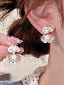 1 Pair Fashion Geometric Faux Pearl Stud Earrings, Personalized Exquisite Elegant Niche Design, Fresh Cute Minimalist Versatile Earrings Suitable For Women's Daily And Holiday Wear - White - View 1