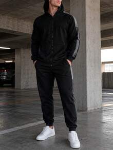 Conjunto de pants y sudadera para hombre, sin estampados. Con bota semi-entubada, talle de cintura, bolsillos laterales. Cuello redondo con capucha, silueta con ajuste, cierre y bolsillos. - Negro - Ver 6