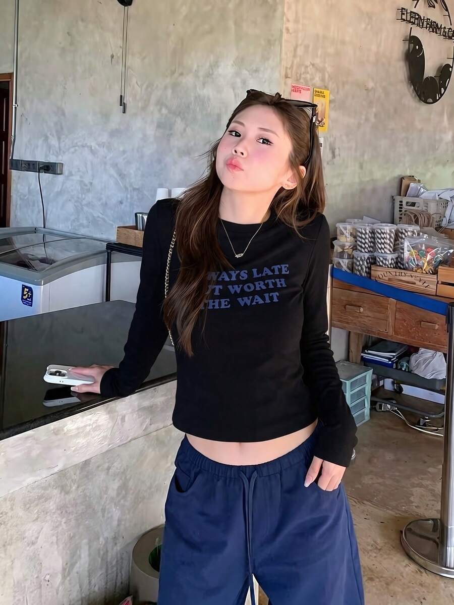女款休閒字母印花圓領純色標準肩長袖上衣 - 黑色 - 查看 1