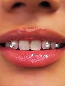 150 قطعة طقم مجوهرات الأسنان ذاتية اللصق DIY، ملصقات كريستال أسنان فائقة اللمعان، سهلة التركيب والإزالة، مجموعة مجوهرات أسنان متينة وموثوقة، أسلوب هيب هوب أوروبي وأمريكي حلو وبارد Y2K هالوين قوطي، أحجار الراين البيضاء المستديرة، مناسبة للرجال والنساء، حفلة بار، معبأة مع جميع الأدوات - طقم أحجار كريمة للأسنان 150 قطعة - مشاهدة 8