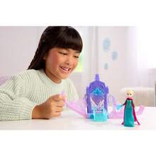Mattel  Frozen 安娜或艾莎彈出式城堡盲盒（角色隨機）4 個驚喜，包含 1 個小玩偶、Storytime Stackers 迷你遊戲組和 2 個配件，靈感來自  Frozen - JLV21 - 查看 2