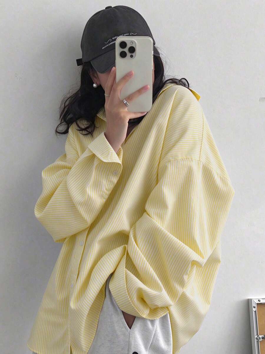 女款大尺碼條紋鈕扣休閒襯衫，長版落肩袖，梭織布料